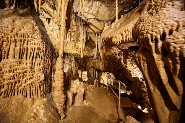 Imagem de uma grande caverna com estalagmites e estalactites em formações de caverna