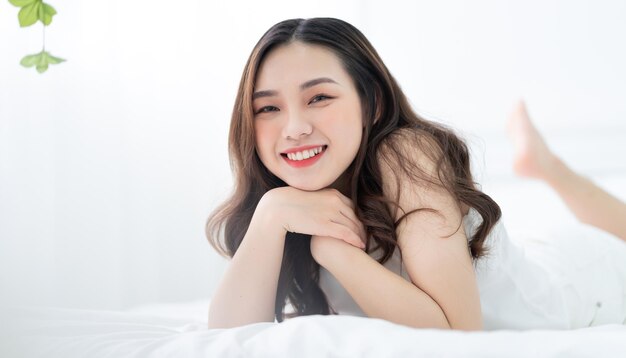 Foto imagem de uma jovem asiática na cama