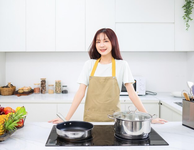 Imagem de uma jovem asiática na cozinha