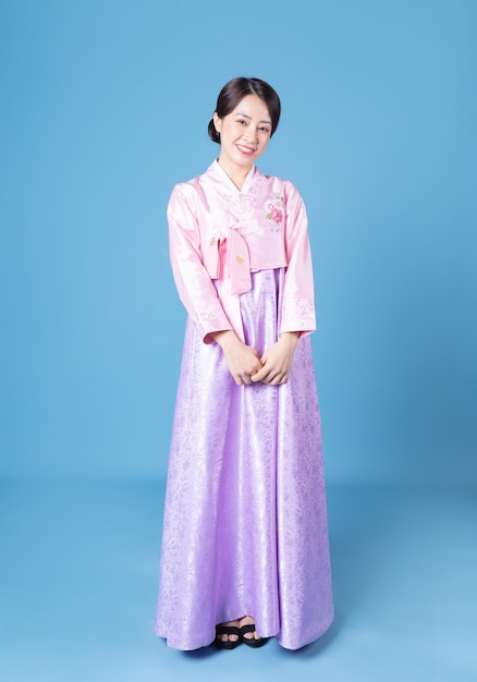 Imagem de uma jovem coreana usando hanbok no fundo