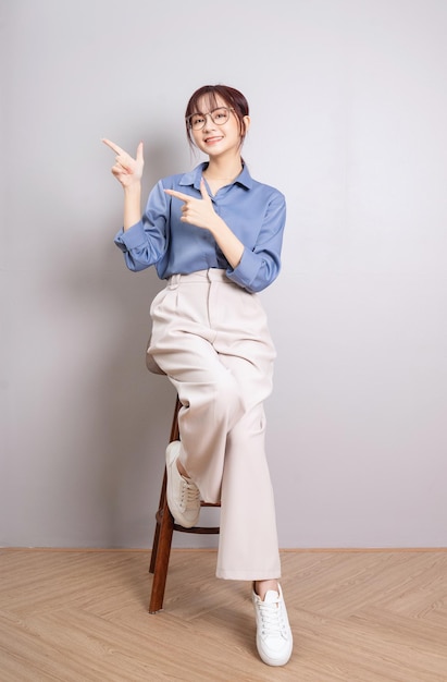 Imagem de uma jovem empresária asiática sentada na cadeira