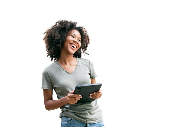 Imagem de uma jovem trabalhadora africana em roupas casuais sorrindo e segurando um tablet digital em pé sobre fundo branco