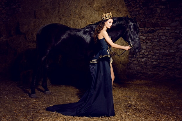 Imagem de uma jovem vestida de rainha com um cavalo