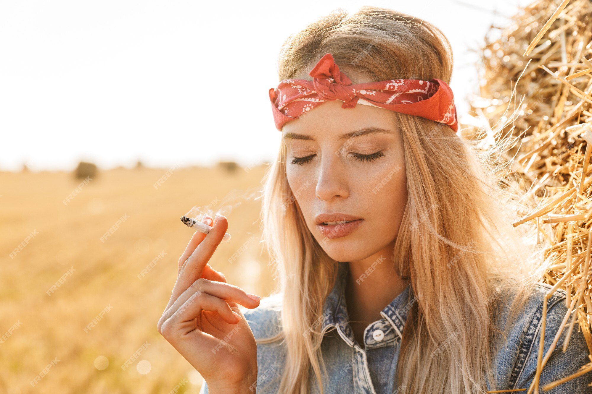 Foto de Mulher Que Segura A Flor Do Peão No Fundo Corderosa Com Sombra Dura  Estilo Moderno Dia Internacional Da Mulher 8 Março e mais fotos de stock de  Adulto - iStock