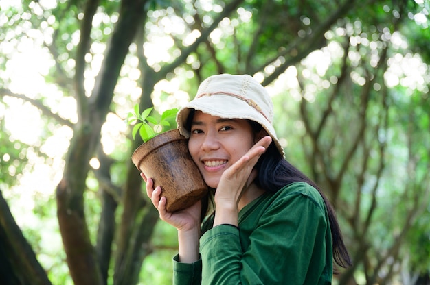 Imagem de uma mulher asiática No conceito de plantar árvores para o meio ambiente