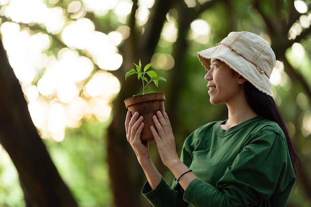 Imagem de uma mulher asiática No conceito de plantar árvores para o meio ambiente