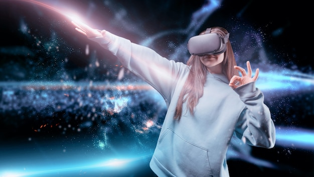 Imagem de uma mulher em realidade virtual. Óculos de realidade virtual