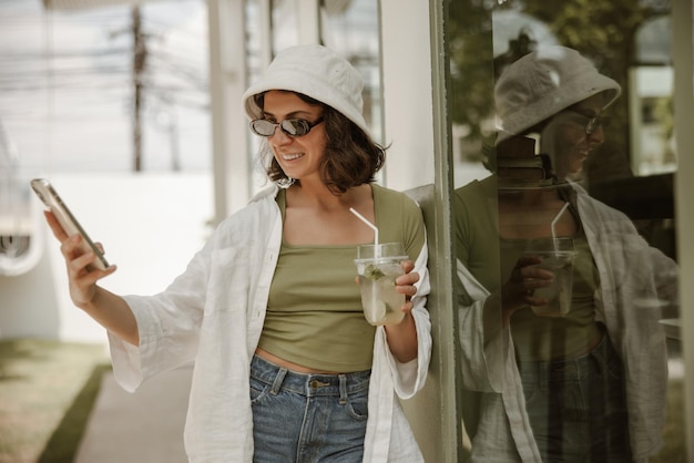 Imagem de uma mulher sorridente segurando o celular