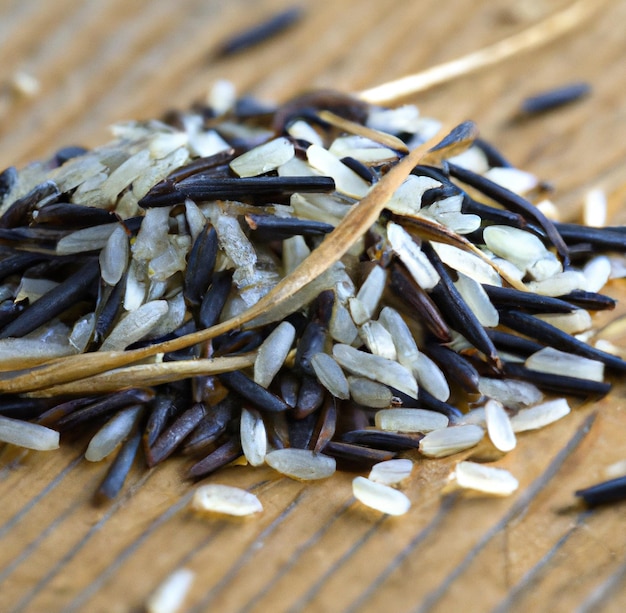 Imagem de uma pilha de vários grãos de arroz selvagem sobre fundo de madeira