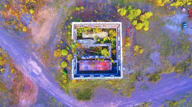 Imagem de uma tomada aérea descendente de um edifício ou estrutura velha e decadente