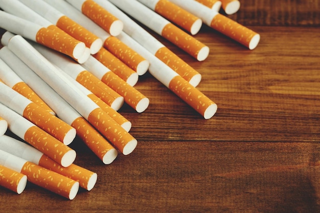 Imagem de vários cigarros feitos comercialmente empilham cigarro em madeira ou tabaco de conceito de campanha não fumante