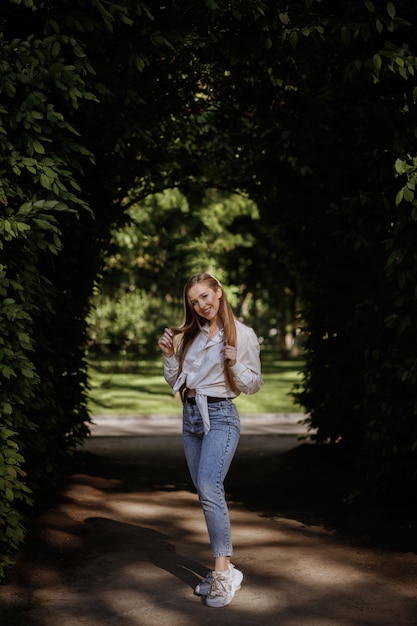 Imagem de verão lindo modelo completo. um corpo esbelto. passeio de verão no parque. espaço verde turva. sorriso e felicidade