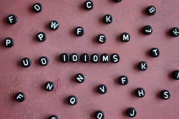 Imagem de vista superior de contas de alfabeto com texto IDIOMAS