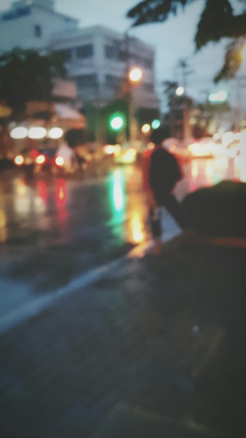 Imagem desfocada da cidade iluminada à noite