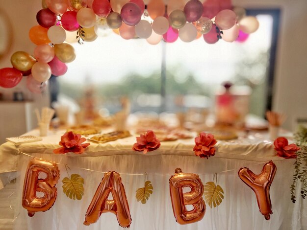 Foto imagem desfocada da decoração do baby shower