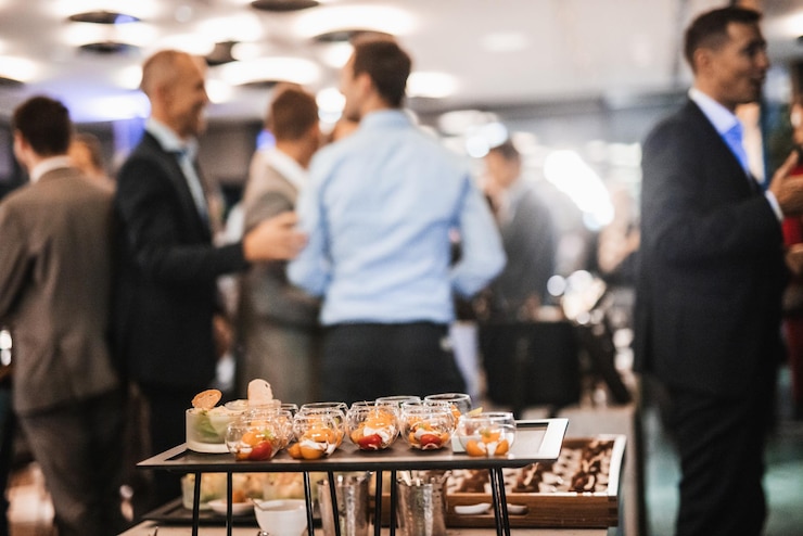 Foto imagem desfocada de empresários em banquetes, reuniões de negócios, eventos, negócios e empreendedorismo
