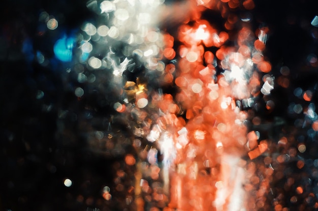 Imagem desfocada de luzes de Natal iluminadas