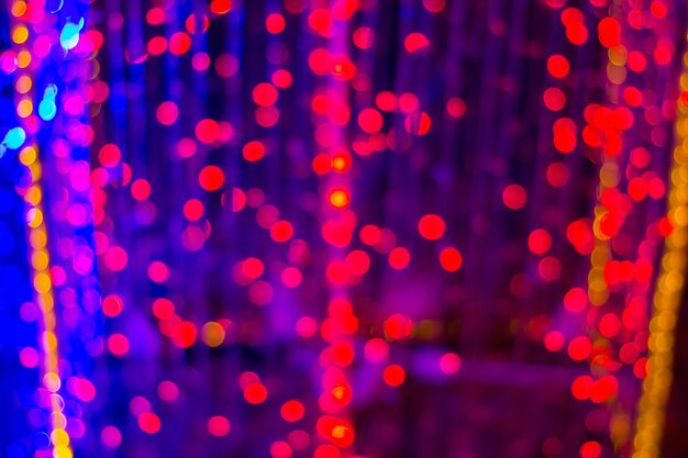 Imagem desfocada de luzes de Natal iluminadas