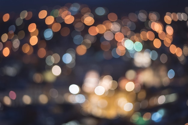 Imagem desfocada de luzes de rua iluminadas à noite