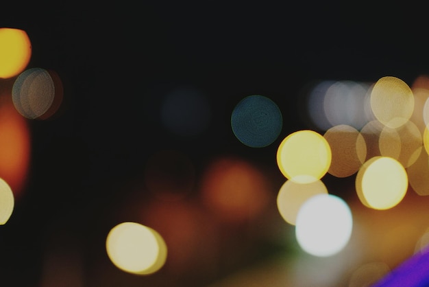 Imagem desfocada de luzes iluminadas à noite