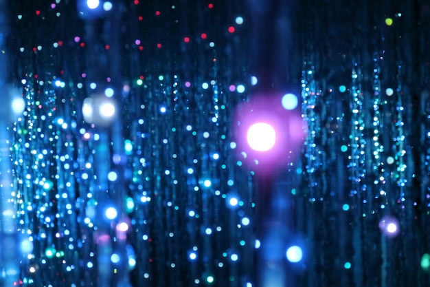 Imagem desfocada de luzes iluminadas à noite