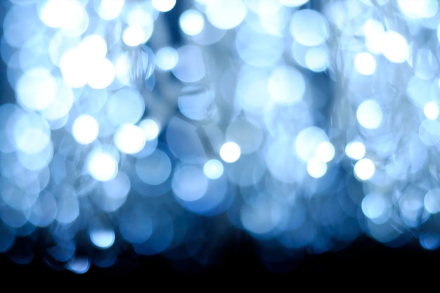 Imagem desfocada de luzes iluminadas à noite