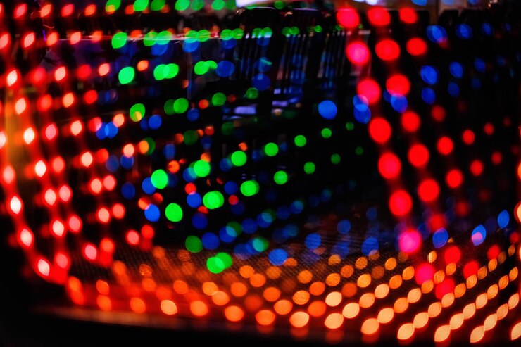 Foto imagem desfocada de luzes iluminadas em uma sala escura