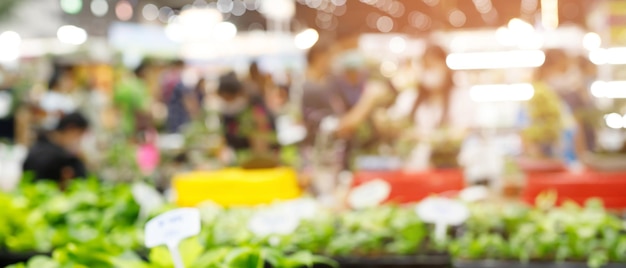 Foto imagem desfocada de pessoas em barracas iluminadas do mercado