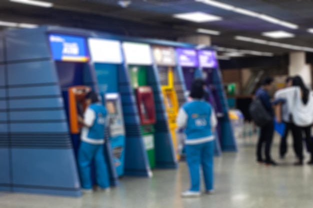 Foto imagem desfocada de pessoas na estação de metrô