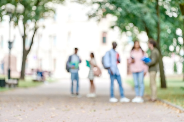 Imagem desfocada de um grupo de estudantes no parque