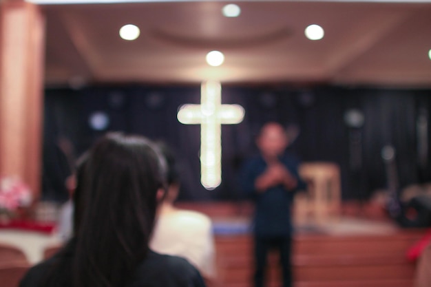 Foto imagem desfocada de um homem e uma mulher de pé contra um palco iluminado