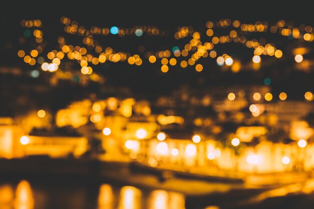 Imagem desfocada de uma cidade iluminada à noite