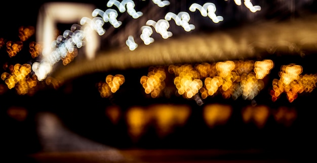 Foto imagem desfocada de uma ponte iluminada