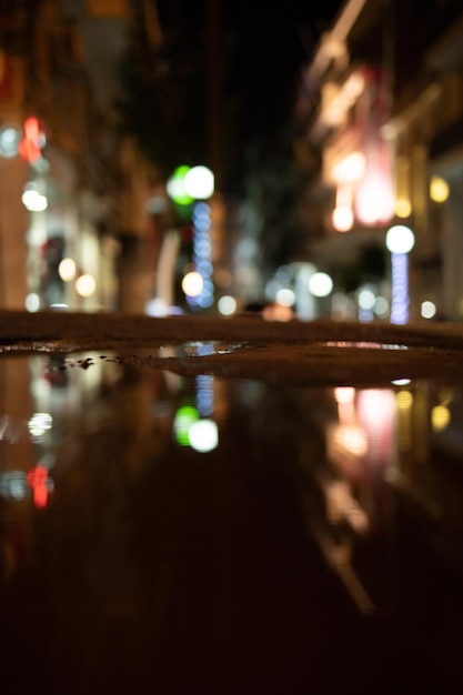 Imagem desfocada de uma rua da cidade iluminada à noite