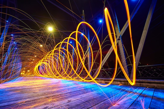 Imagem do anel torcido de luz amarela na ponte da Wells Street em Fort Wayne IN à noite