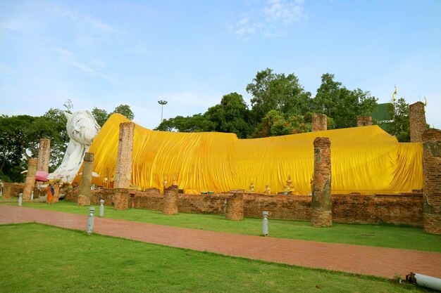 Imagem do buda reclinado com 50 m de comprimento no templo wat khun inthapramun na província de ang thong, na tailândia