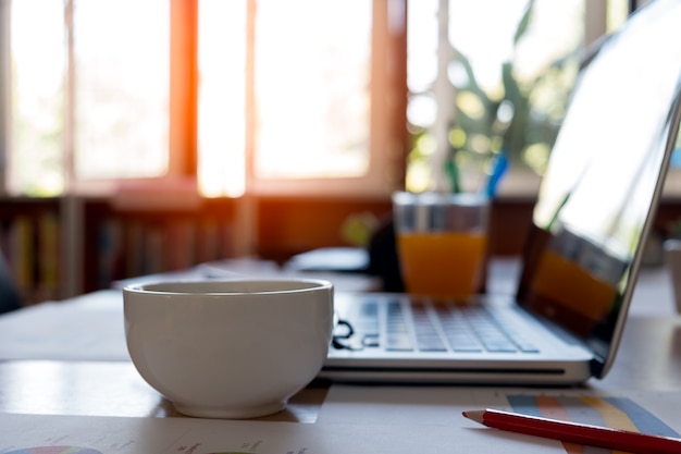 Foto imagem do café na mesa dos empresários que trabalham na reunião