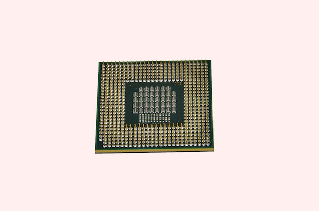 Imagem do chip do processador cpu em um fundo branco. Equipamentos e hardware de computador. Unidade Central de Processamento., Microprocessador.