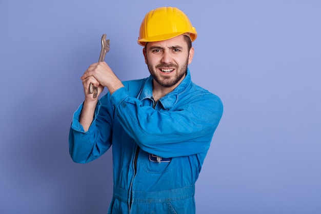 Imagem do construtor carismático energético, levantando as mãos