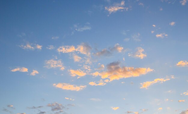 Imagem do pôr do sol com o céu azul