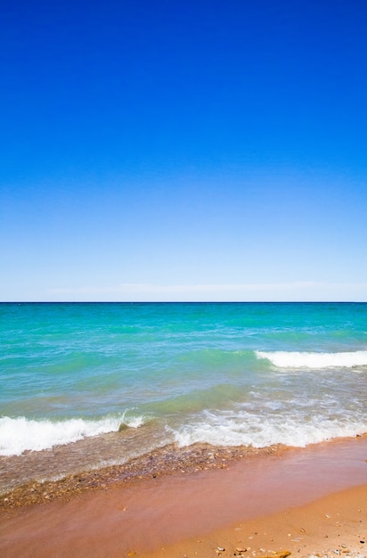 Imagem do retrato de um horizonte de lago perfeito enquanto as ondas batem na costa arenosa