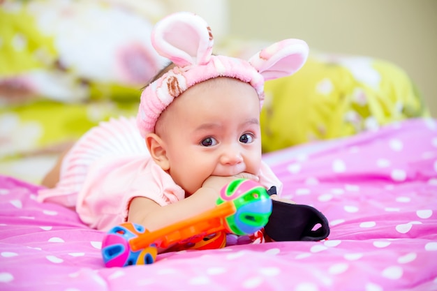 Imagem do retrato doce do close up do bebê da menina de sorriso 8 mês-velha bonito, criança.