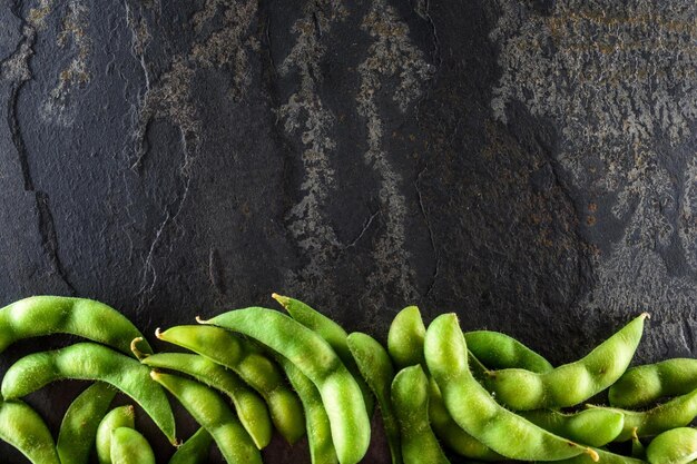 Foto imagem em 4k de close-up de feijão edamame fresco em fundo escuro