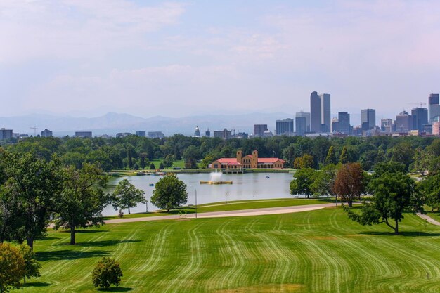 Imagem em 4k do horizonte de denver, colorado, do city park