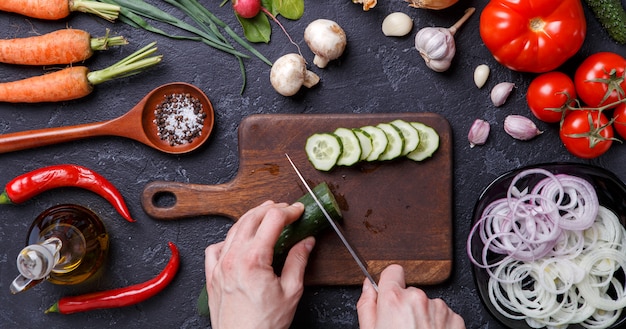 Imagem em cima de legumes frescos, cogumelos, tábua, óleo, faca, mãos de cozinheira