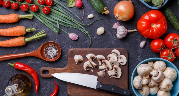 Imagem em cima de legumes frescos, cogumelos, tábua, óleo, faca