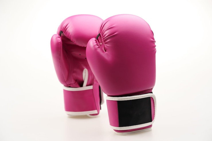Foto imagem em close de luvas de boxe cor-de-rosa isoladas em um fundo branco