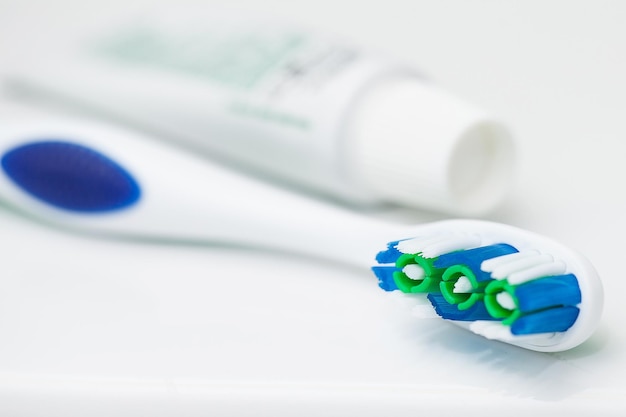 Imagem em close-up de escova de dentes e tubo