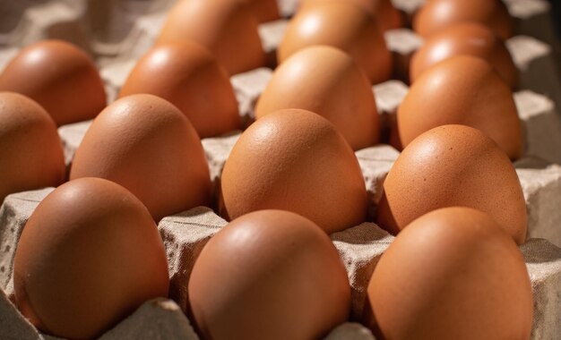 Imagem em close-up de ovos de galinha orgânicos dos ingredientes alimentares na mesa do restaurante na cozinha