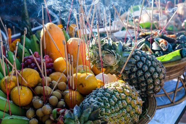 Foto imagem em close-up de sacrifício oferecendo comida para orar a deus e memorial para o antepassado